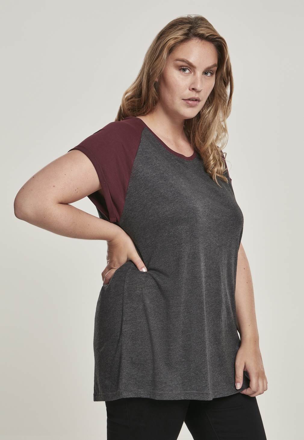 Urban Classics Damen Shirt Ladies Contrast Raglan Tee Charcoal/Rotwine - Damen