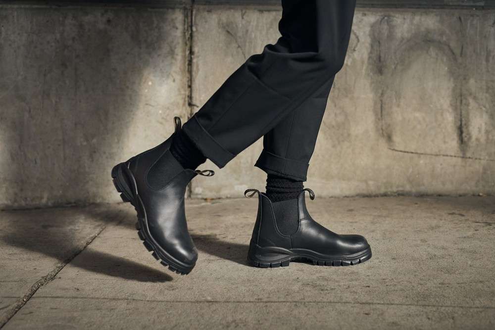 Black blundstones mens shop